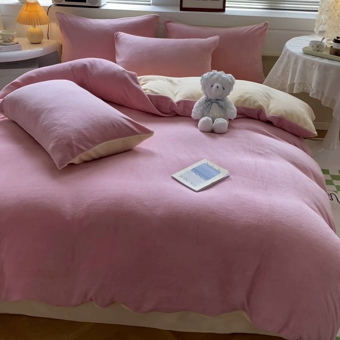 91家纺网 家纺一手货源 找家纺 寐居  2023新款高克重拼色牛奶绒四件套 草莓芝士