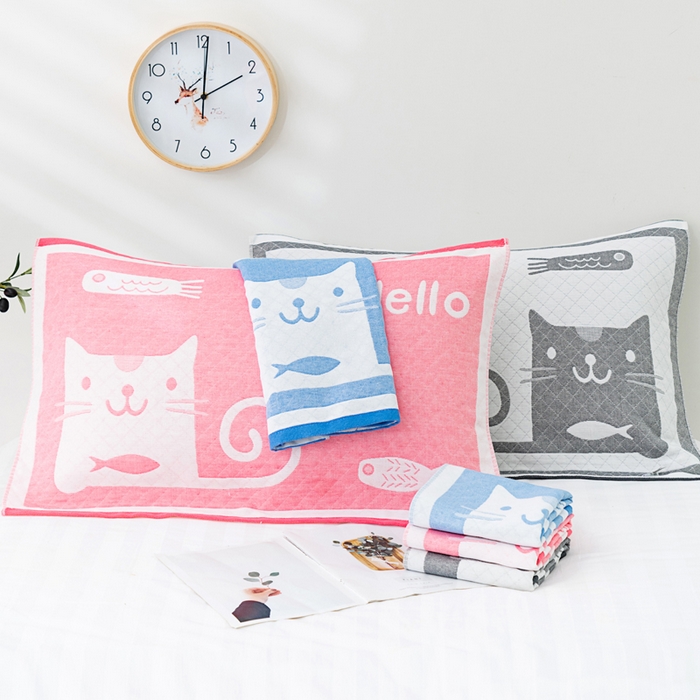 91家纺网 家纺一手货源 找家纺 朴尔家纺-毛巾被 2023新款特惠混纺棉质三层纱布独版AB面枕巾 爱鱼的猫灰