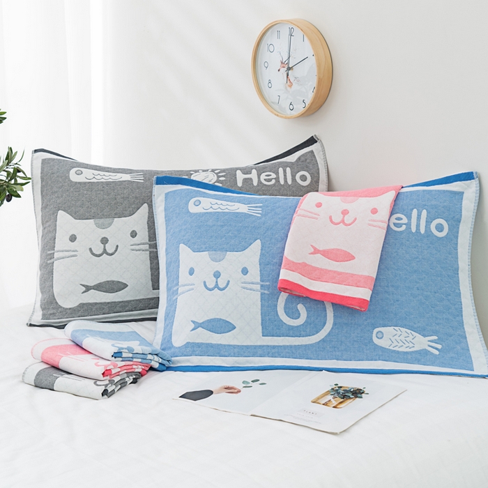 91家纺网 家纺一手货源 找家纺 朴尔家纺-毛巾被 2023新款特惠混纺棉质三层纱布独版AB面枕巾 爱鱼的猫灰