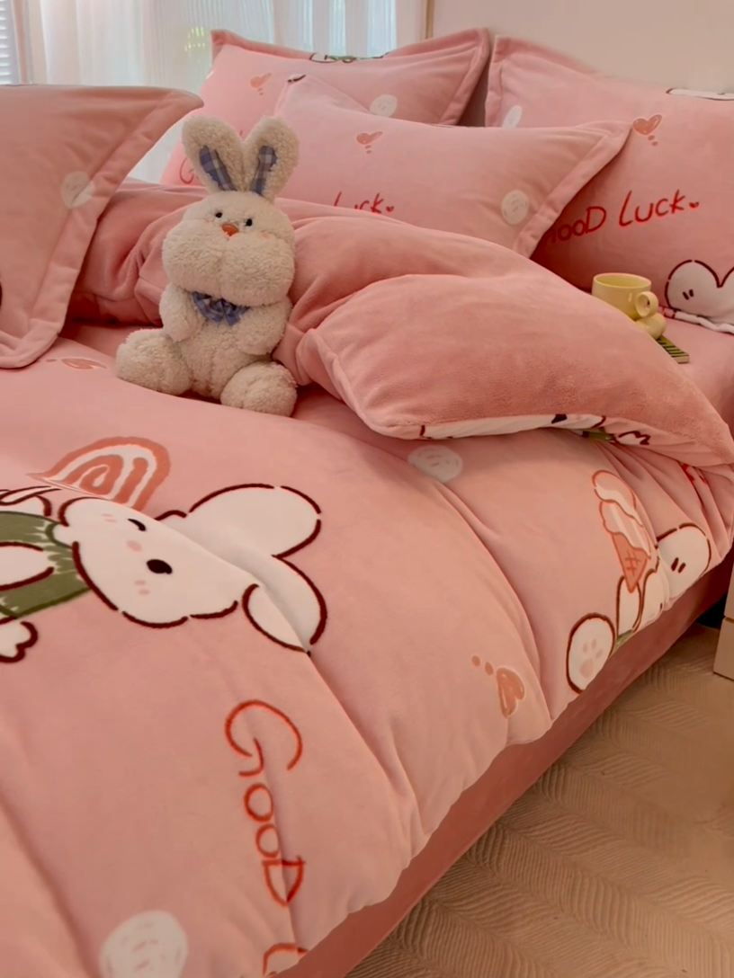 91家纺网 家纺一手货源 找家纺 寐居家纺 2023新款小清新牛奶绒印花四件套 安妮兔