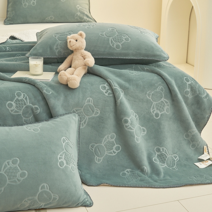 91家纺网 家纺一手货源 找家纺 21度C 2023新款贝贝熊-布叮熊牛奶绒复合毯 贝贝熊-茶绿
