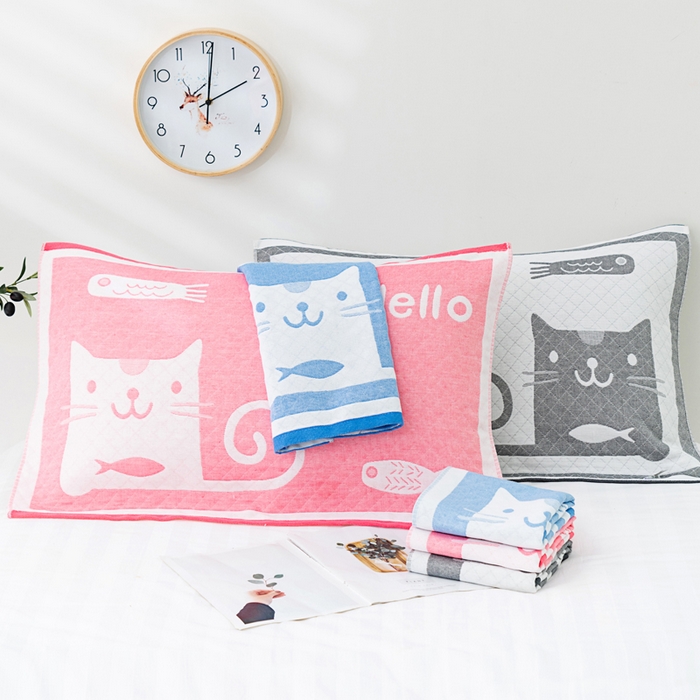 91家纺网 家纺一手货源 找家纺 朴尔家纺-毛巾被 2023新款特惠混纺棉质三层纱布独版AB面枕巾 爱鱼的猫蓝