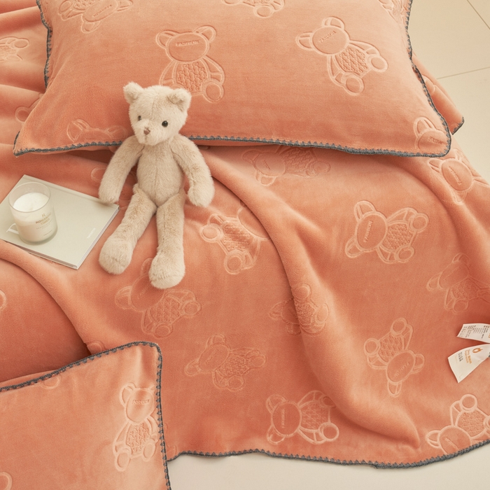 91家纺网 家纺一手货源 找家纺 21度C 2023新款贝贝熊-布叮熊牛奶绒复合毯 贝贝熊-桔红