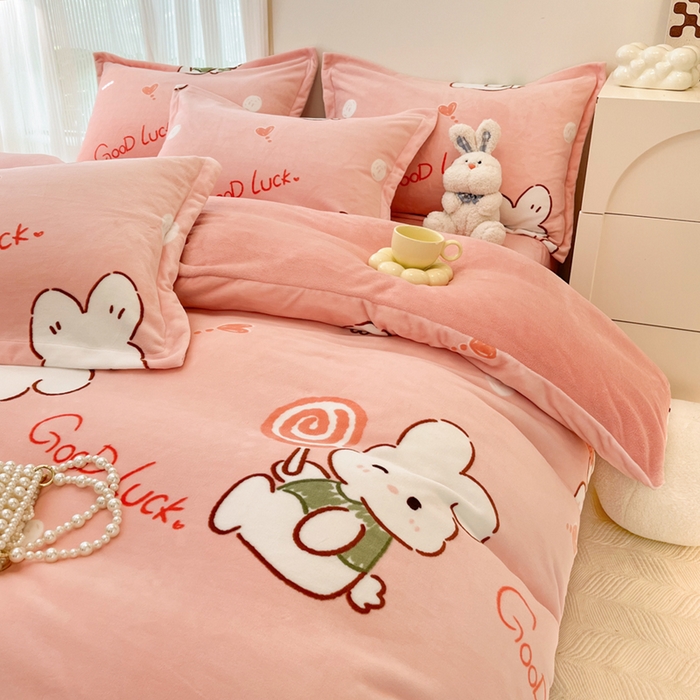 91家纺网 家纺一手货源 找家纺 寐居家纺 2023新款小清新牛奶绒印花被套 安妮兔