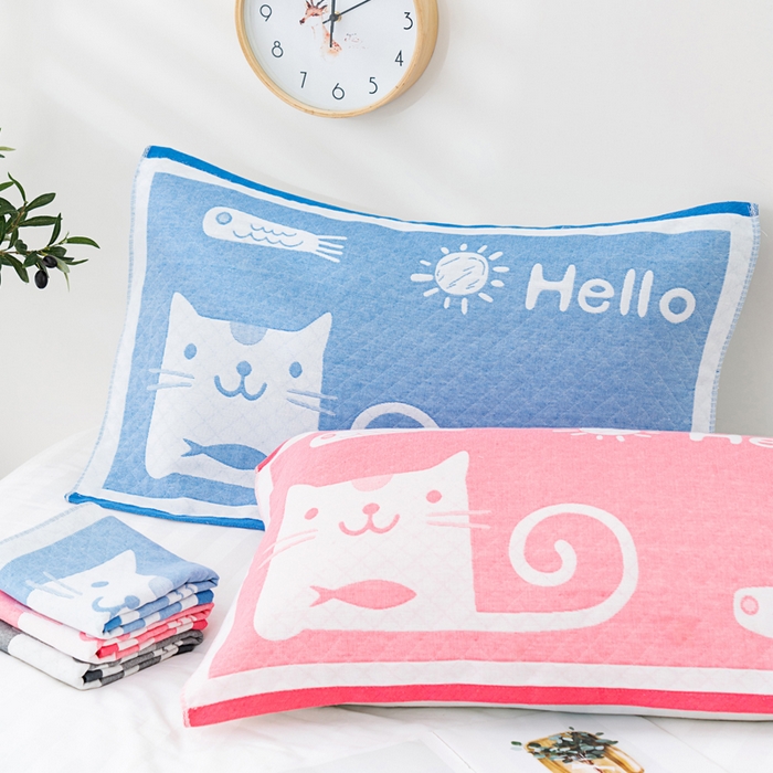 91家纺网 家纺一手货源 找家纺 朴尔家纺-毛巾被 2023新款特惠混纺棉质三层纱布独版AB面枕巾 爱鱼的猫蓝