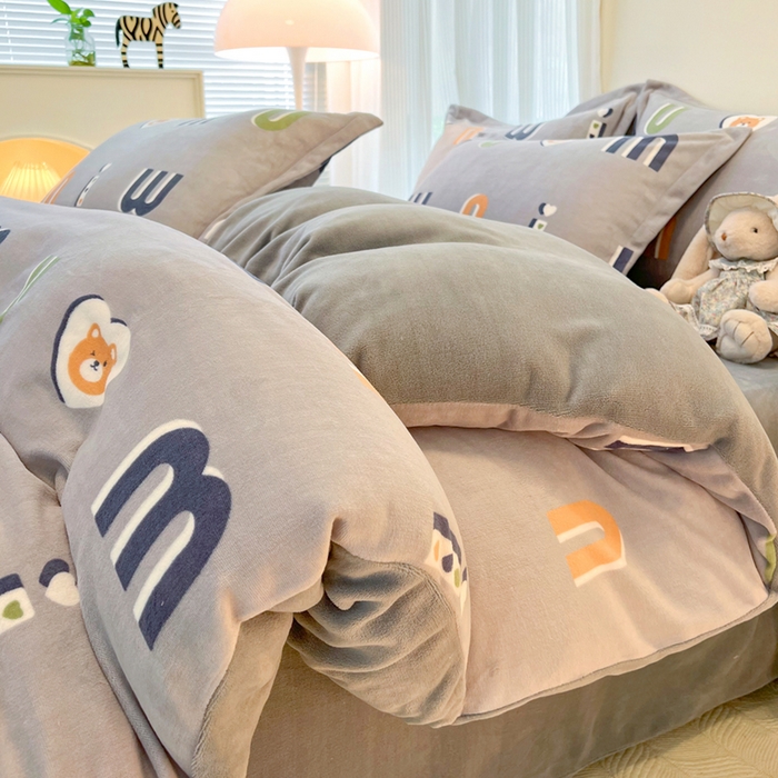 91家纺网 家纺一手货源 找家纺 寐居家纺 2023新款小清新牛奶绒印花被套 字母熊