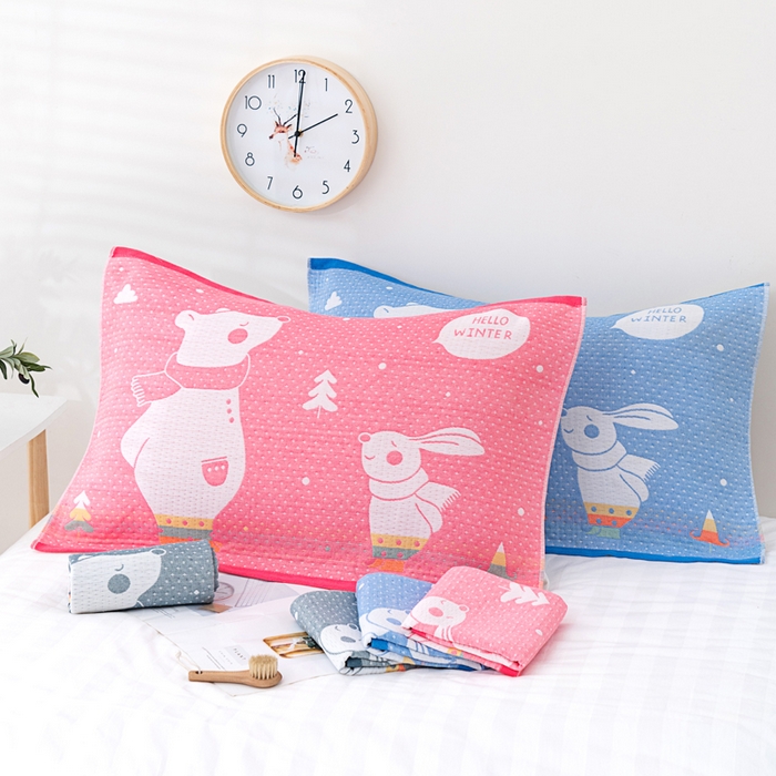 91家纺网 家纺一手货源 找家纺 朴尔家纺-毛巾被 2023新款特惠混纺棉质三层纱布独版AB面枕巾 爱心熊粉