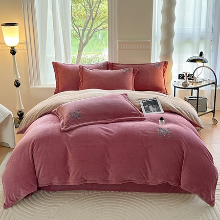 91家纺网 家纺一手货源 找家纺 宇彬家纺 2023母婴级牛奶婴儿绒刺绣四件套枕套宽边一字绣山茶花和刺绣-M款 M款 奶油粉＋香槟