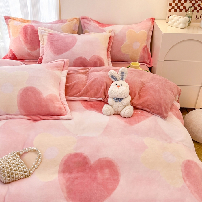 91家纺网 家纺一手货源 找家纺 寐居家纺 2023新款小清新牛奶绒印花被套 爱心泡泡