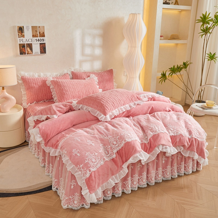 91家纺网 家纺一手货源 找家纺 虹星家纺 2023新款牛奶绒夹棉床裙套件清新系列-床裙款四件套 清新-梅粉