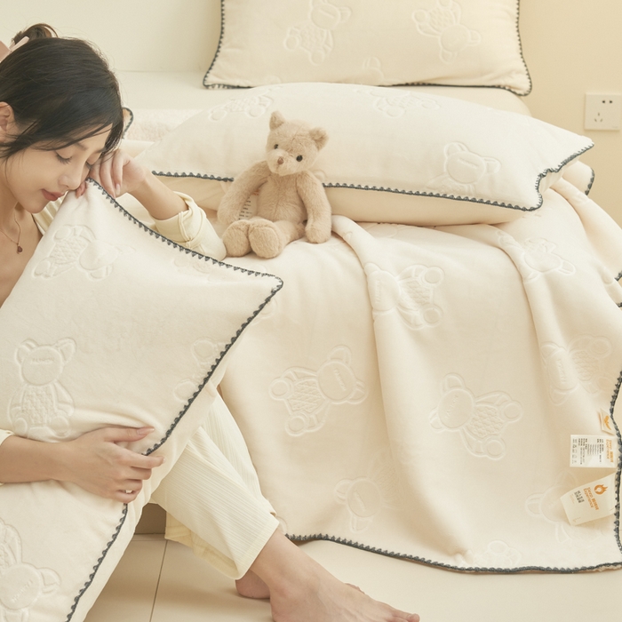91家纺网 家纺一手货源 找家纺 21度C 2023新款贝贝熊-布叮熊牛奶绒复合毯 贝贝熊-奶白