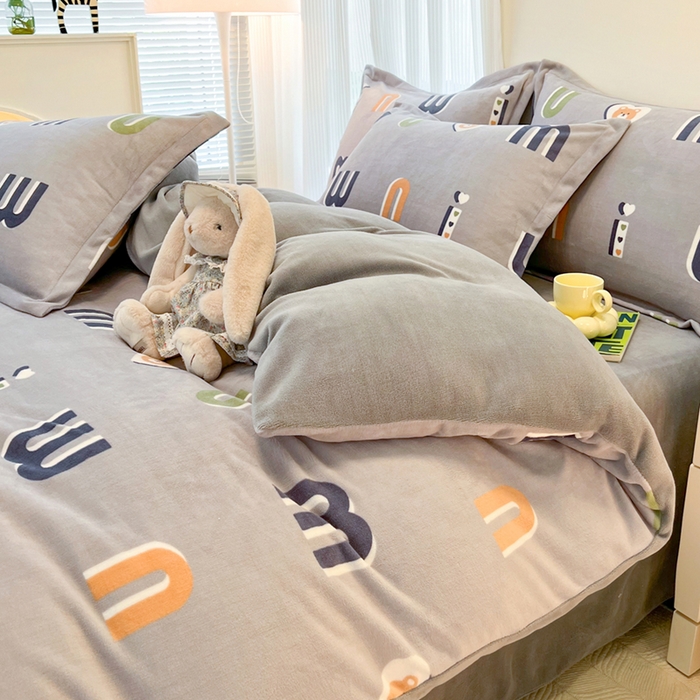 91家纺网 家纺一手货源 找家纺 寐居家纺 2023新款小清新牛奶绒印花被套 字母熊