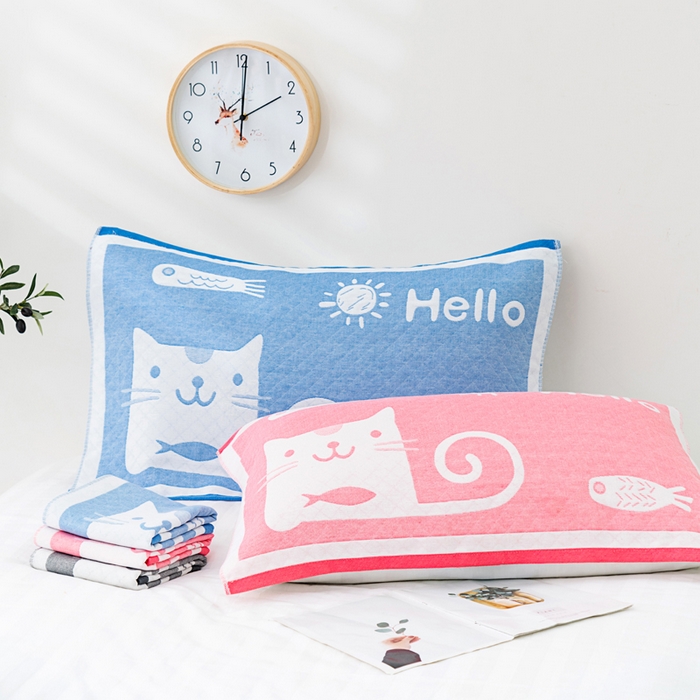 91家纺网 家纺一手货源 找家纺 朴尔家纺-毛巾被 2023新款特惠混纺棉质三层纱布独版AB面枕巾 爱鱼的猫蓝