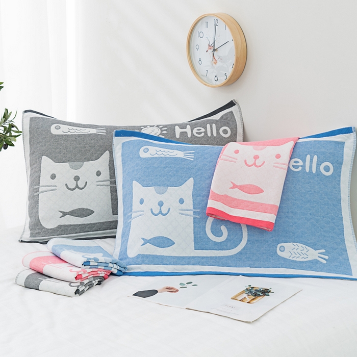 91家纺网 家纺一手货源 找家纺 朴尔家纺-毛巾被 2023新款特惠混纺棉质三层纱布独版AB面枕巾 爱鱼的猫蓝