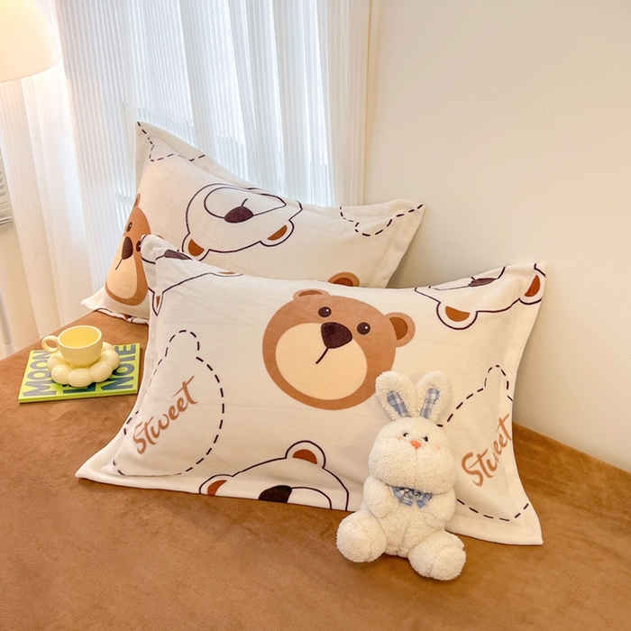 91家纺网 家纺一手货源 找家纺 寐居家纺 2023新款小清新牛奶绒印花枕套 公仔熊