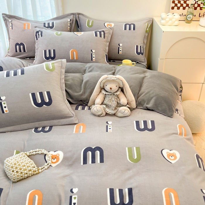 91家纺网 家纺一手货源 找家纺 寐居家纺 2023新款小清新牛奶绒印花被套 字母熊