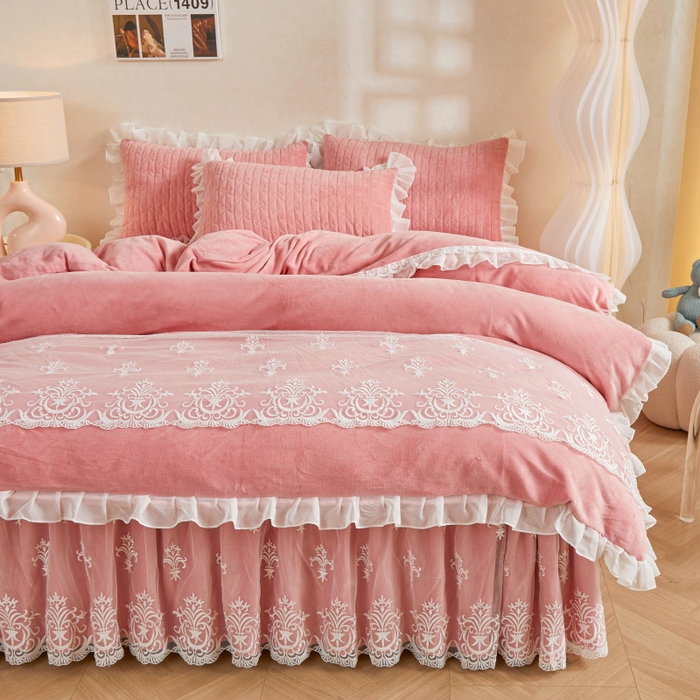 91家纺网 家纺一手货源 找家纺 虹星家纺 2023新款牛奶绒夹棉床裙套件清新系列-床裙款四件套 清新-梅粉