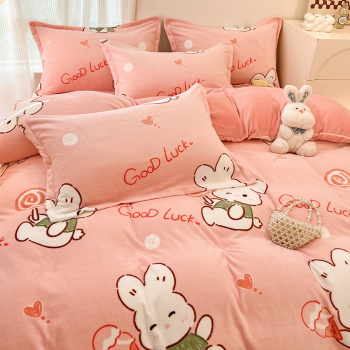 91家纺网 家纺一手货源 找家纺 寐居家纺 2023新款小清新牛奶绒印花被套 安妮兔