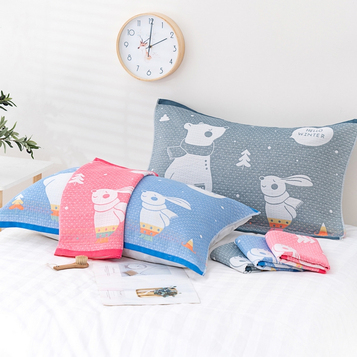 91家纺网 家纺一手货源 找家纺 朴尔家纺-毛巾被 2023新款特惠混纺棉质三层纱布独版AB面枕巾 爱心熊粉