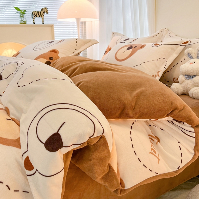 91家纺网 家纺一手货源 找家纺 寐居家纺 2023新款小清新牛奶绒印花被套 公仔熊