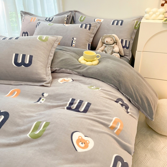 91家纺网 家纺一手货源 找家纺 寐居家纺 2023新款小清新牛奶绒印花被套 字母熊