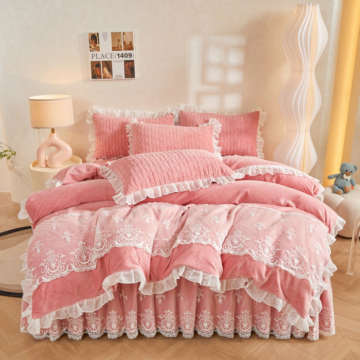 91家纺网 家纺一手货源 找家纺 虹星家纺 2023新款牛奶绒夹棉床裙套件清新系列-床裙款四件套 清新-梅粉