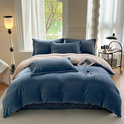 91家纺网 家纺一手货源 找家纺 宇彬家纺 2023母婴级牛奶婴儿绒刺绣四件套枕套宽边一字绣山茶花和刺绣-M款 M款 宾利蓝＋香槟