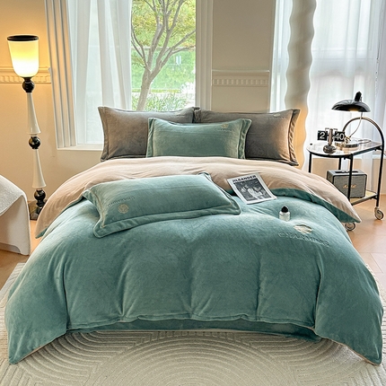 91家纺网 家纺一手货源 找家纺 宇彬家纺 2023母婴级牛奶婴儿绒刺绣四件套枕套宽边一字绣山茶花和刺绣-M款 山茶花 炫彩绿＋香槟