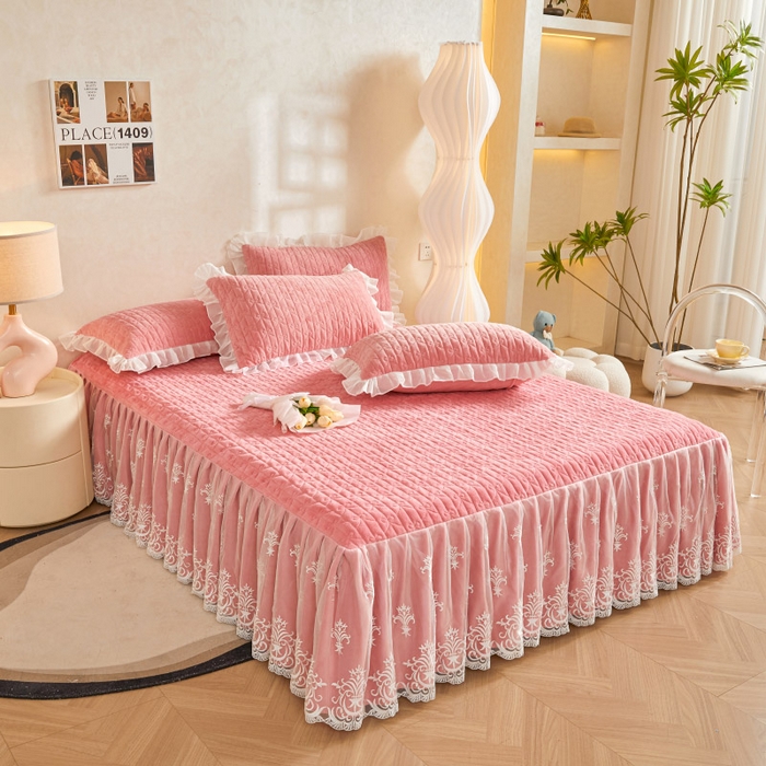 91家纺网 家纺一手货源 找家纺 虹星家纺 2023新款牛奶绒夹棉床裙套件清新系列-床裙款单床裙  清新-梅粉