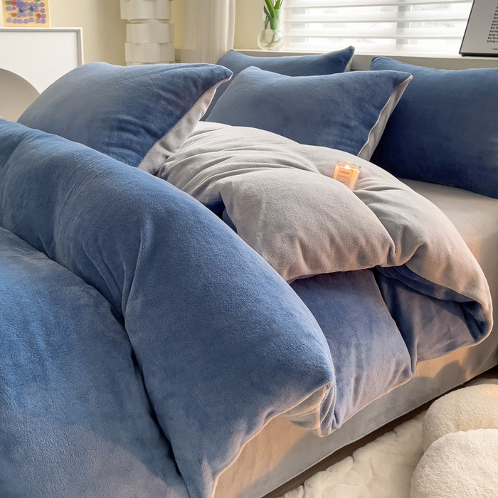 91家纺网 家纺一手货源 找家纺 寐居  2023新款高克重拼色牛奶绒四件套 宝石蓝灰