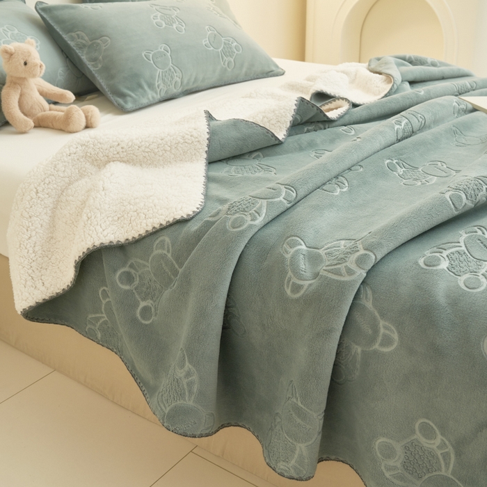 91家纺网 家纺一手货源 找家纺 21度C 2023新款贝贝熊-布叮熊牛奶绒复合毯 贝贝熊-茶绿