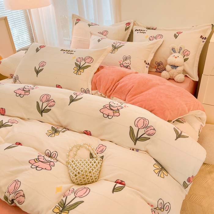 91家纺网 家纺一手货源 找家纺 寐居家纺 2023新款小清新牛奶绒印花被套 告白兔兔