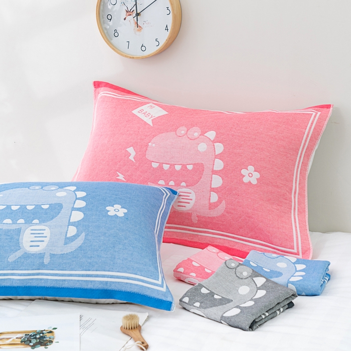 91家纺网 家纺一手货源 找家纺 朴尔家纺-毛巾被 2023新款特惠混纺棉质三层纱布独版AB面枕巾 小恐龙粉