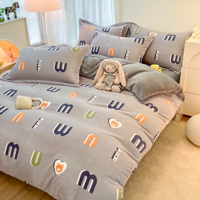 91家纺网 家纺一手货源 找家纺 寐居家纺 2023新款小清新牛奶绒印花被套 字母熊
