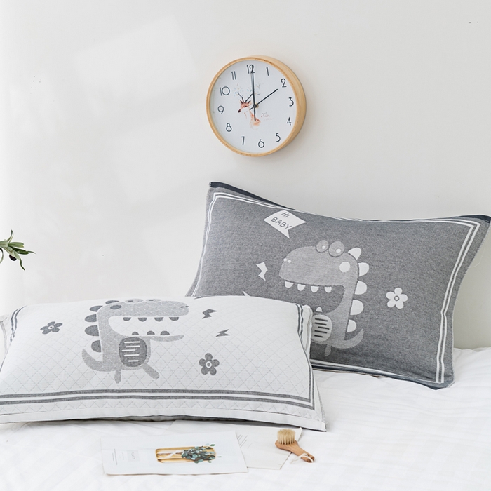 91家纺网 家纺一手货源 找家纺 朴尔家纺-毛巾被 2023新款特惠混纺棉质三层纱布独版AB面枕巾 小恐龙灰