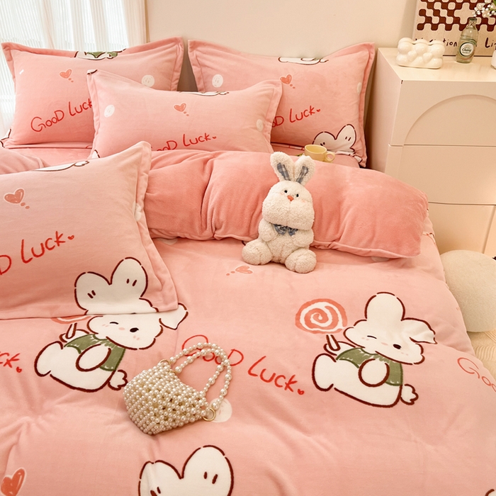 91家纺网 家纺一手货源 找家纺 寐居家纺 2023新款小清新牛奶绒印花被套 安妮兔