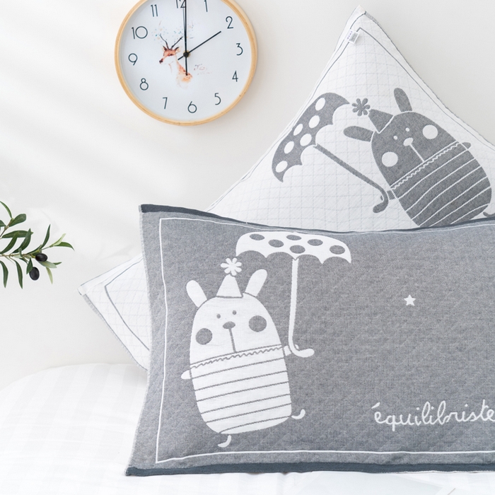 91家纺网 家纺一手货源 找家纺 朴尔家纺-毛巾被 2023新款特惠混纺棉质三层纱布独版AB面枕巾 雨伞熊灰