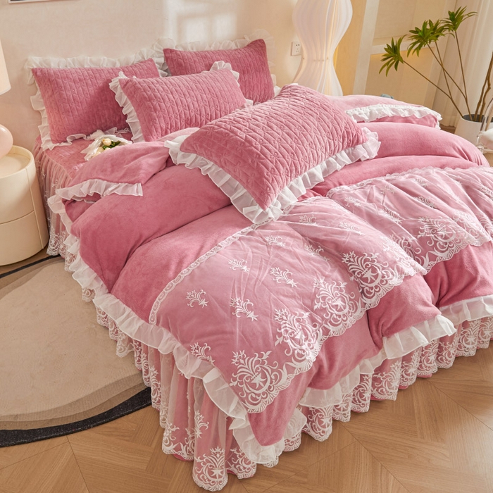 91家纺网 家纺一手货源 找家纺 虹星家纺 2023新款牛奶绒夹棉床裙套件清新系列-床裙款四件套 清新-萝莉豆沙