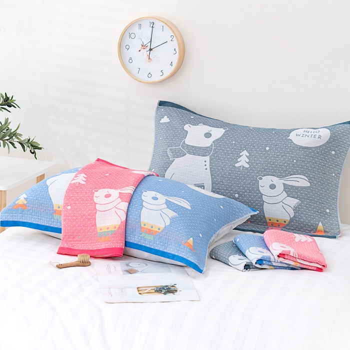 91家纺网 家纺一手货源 找家纺 朴尔家纺-毛巾被 2023新款特惠混纺棉质三层纱布独版AB面枕巾 爱心熊兰