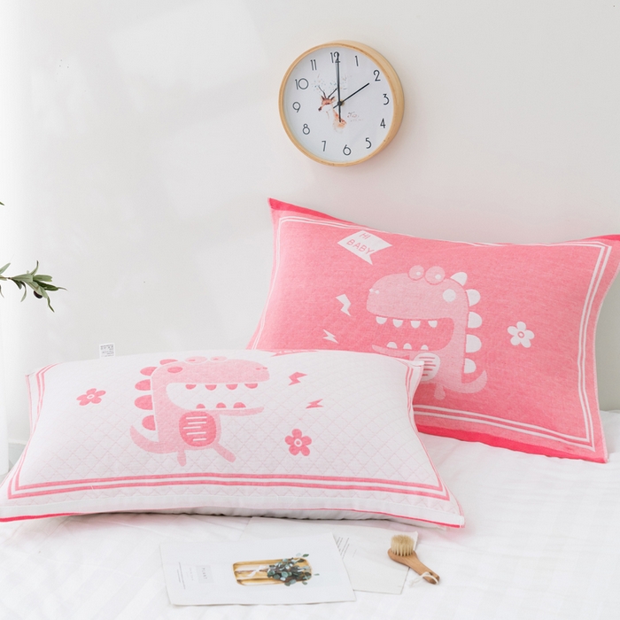 91家纺网 家纺一手货源 找家纺 朴尔家纺-毛巾被 2023新款特惠混纺棉质三层纱布独版AB面枕巾 小恐龙粉