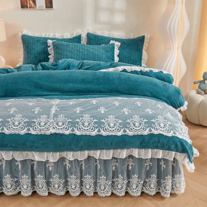 91家纺网 家纺一手货源 找家纺 虹星家纺 2023新款牛奶绒夹棉床裙套件清新系列-床裙款四件套 清新-孔雀兰