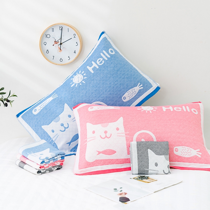 91家纺网 家纺一手货源 找家纺 朴尔家纺-毛巾被 2023新款特惠混纺棉质三层纱布独版AB面枕巾 爱鱼的猫粉