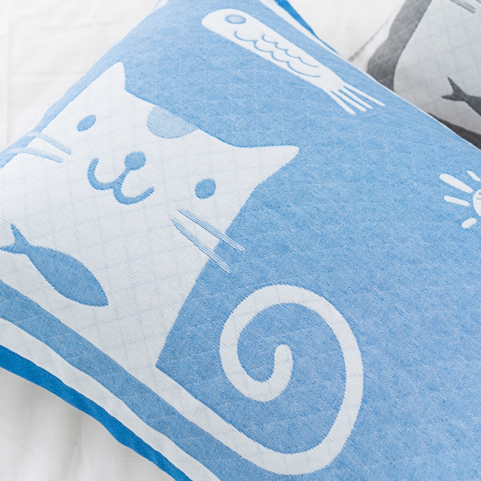 91家纺网 家纺一手货源 找家纺 朴尔家纺-毛巾被 2023新款特惠混纺棉质三层纱布独版AB面枕巾 爱鱼的猫蓝