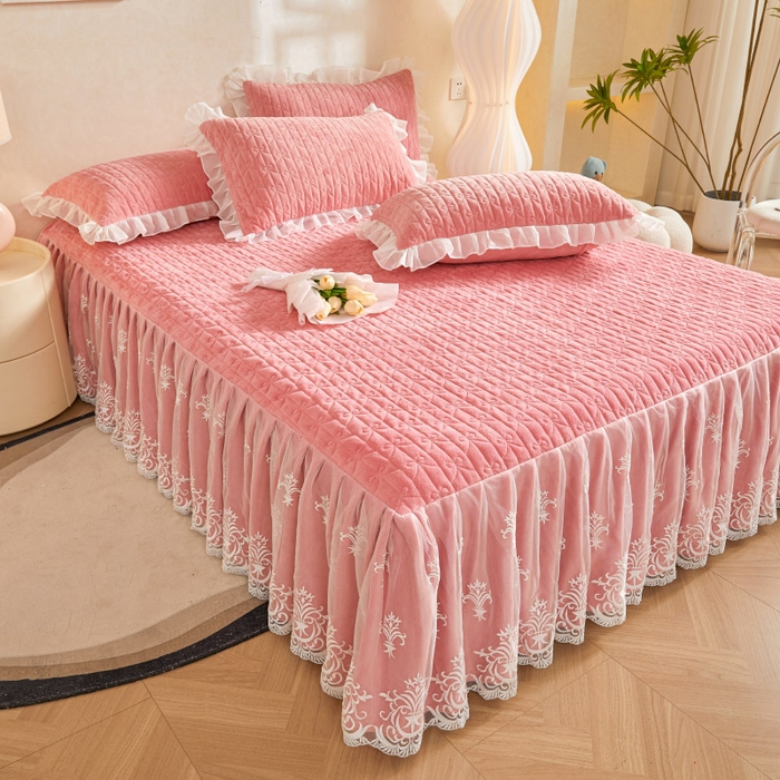 91家纺网 家纺一手货源 找家纺 虹星家纺 2023新款牛奶绒夹棉床裙套件清新系列-床裙款单床裙  清新-梅粉