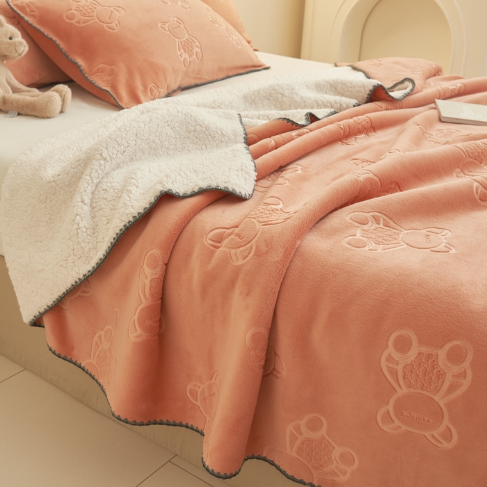 91家纺网 家纺一手货源 找家纺 21度C 2023新款贝贝熊-布叮熊牛奶绒复合毯 贝贝熊-桔红