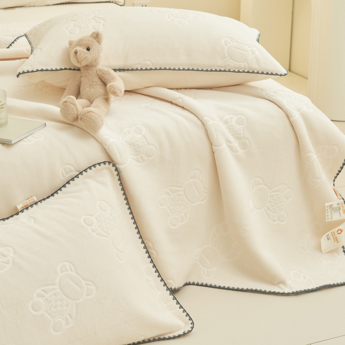 91家纺网 家纺一手货源 找家纺 21度C 2023新款贝贝熊-布叮熊牛奶绒复合毯 贝贝熊-奶白