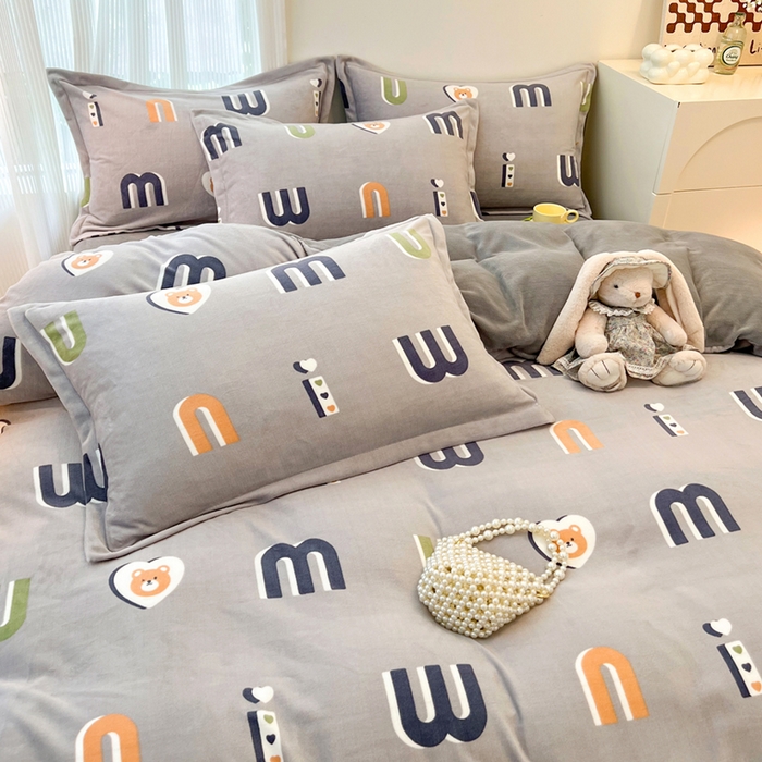 91家纺网 家纺一手货源 找家纺 寐居家纺 2023新款小清新牛奶绒印花被套 字母熊