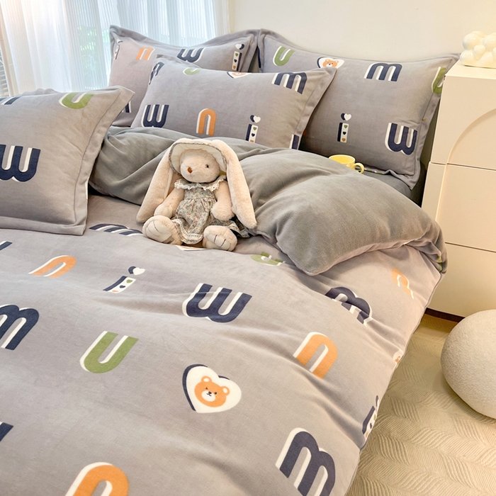 91家纺网 家纺一手货源 找家纺 寐居家纺 2023新款小清新牛奶绒印花被套 字母熊