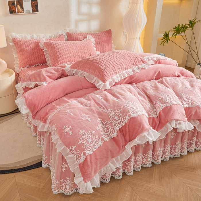 91家纺网 家纺一手货源 找家纺 虹星家纺 2023新款牛奶绒夹棉床裙套件清新系列-床裙款四件套 清新-梅粉