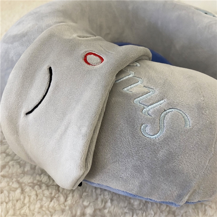 91家纺网 家纺一手货源 找家纺 卡奥2025新款带眼罩卡通U型枕旅行颈椎枕 蓝鲨32*31*12cm